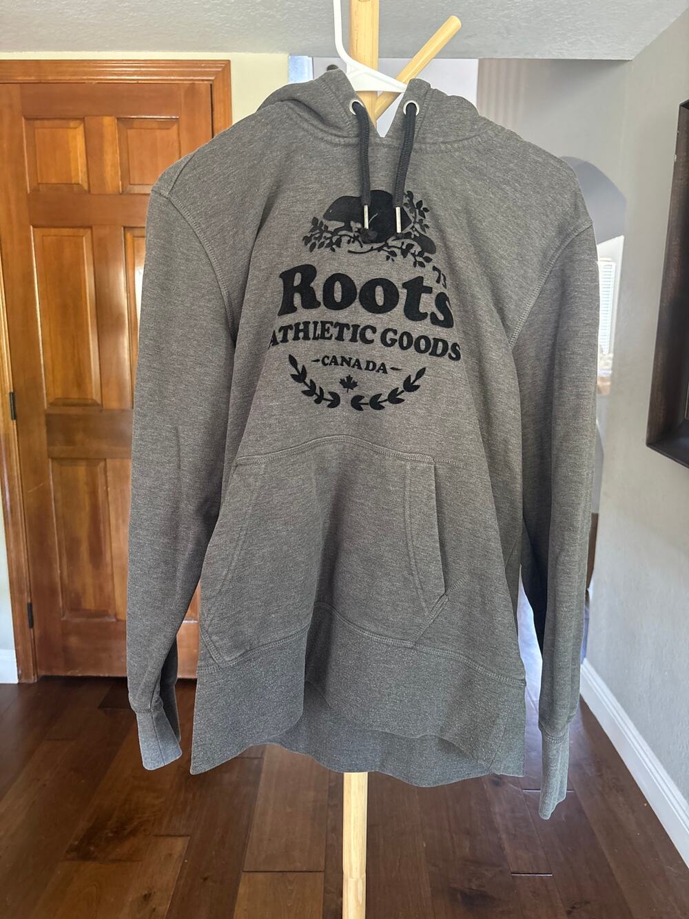 Roots Canada Athletic Goods Graphic Hoodie Mens S Gray Pullover Kangaroo Pocket
